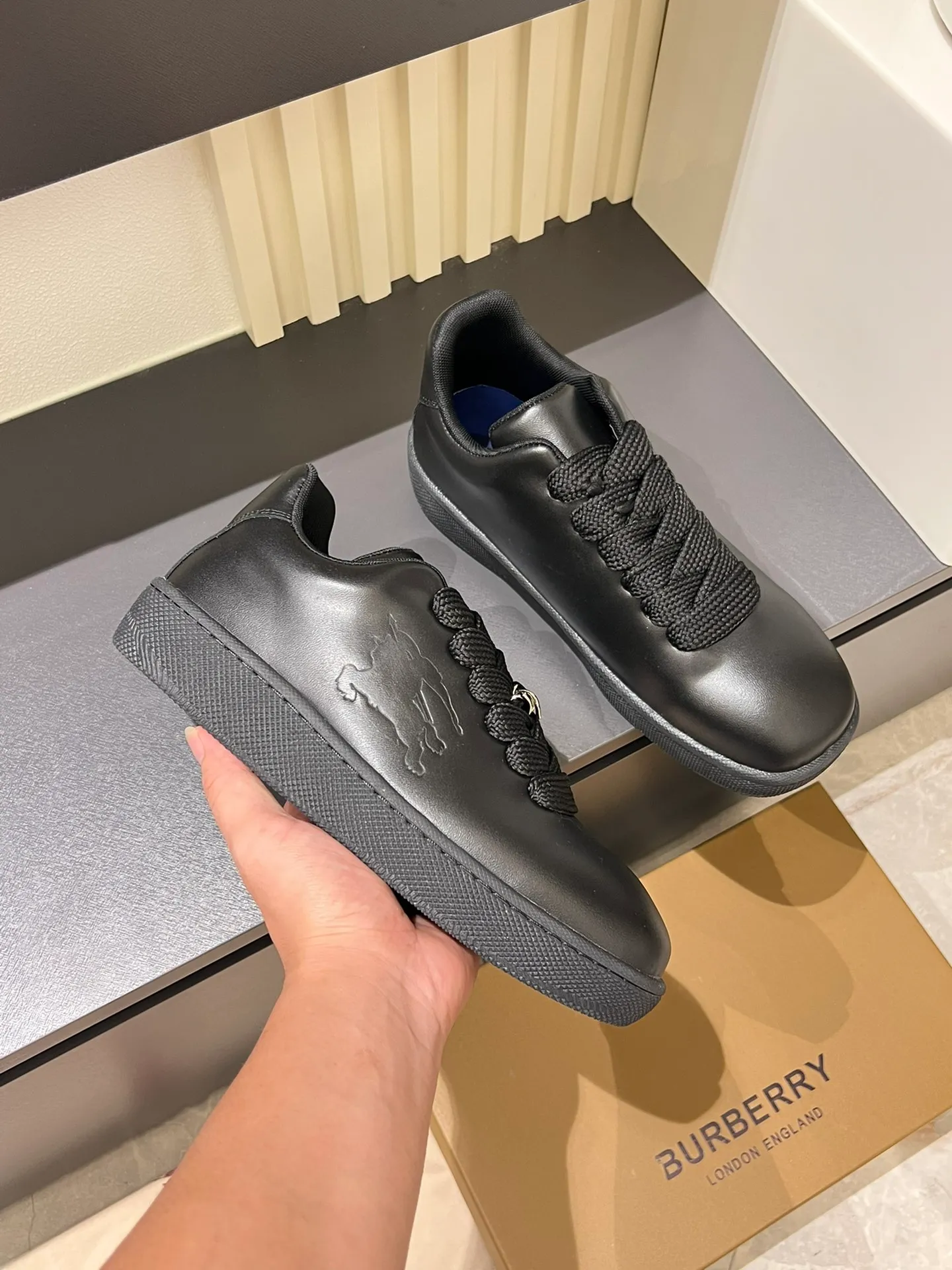 Men's shoes 💰p400 "Burberr*" new thick-soled men's casual sports shoes, cool sneakers and bread shoes, originally purchased and developed, the top version of the Box series sports shoes, made of smooth calfskin fabric, embellished with embossed Equestrian Knight logo (EKD). Made of mesh lining, the laces are decorated with metal coils, the rubber soles are decorated with the Burberry letter logo, and the original molded 3.5CM two-color T men's shoes 💰pU outsole! Male 38-44 (45 customized)